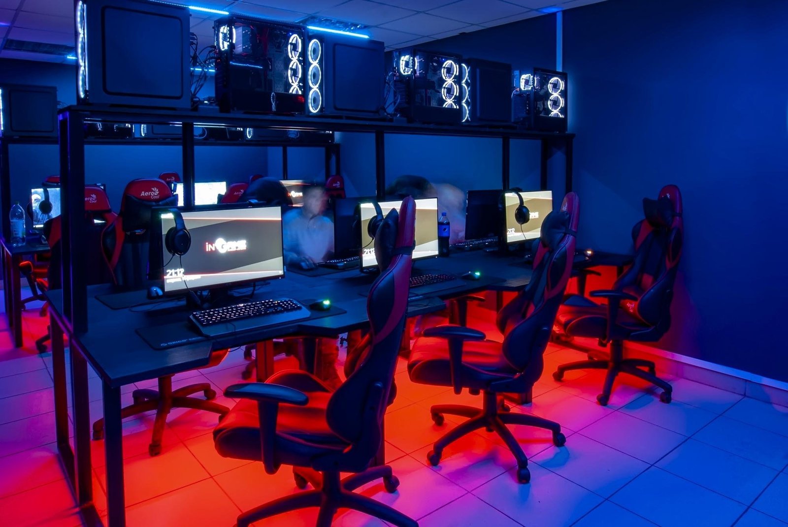 1687158549-en-idei-club-p-internet-cafe-dizain-krasivo-7